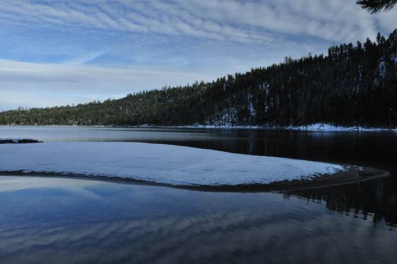 Um belíssimo fim de tarde na Emerald Bay, baía do Lake Tahoe, na Califórnia, nos Estados Unidos